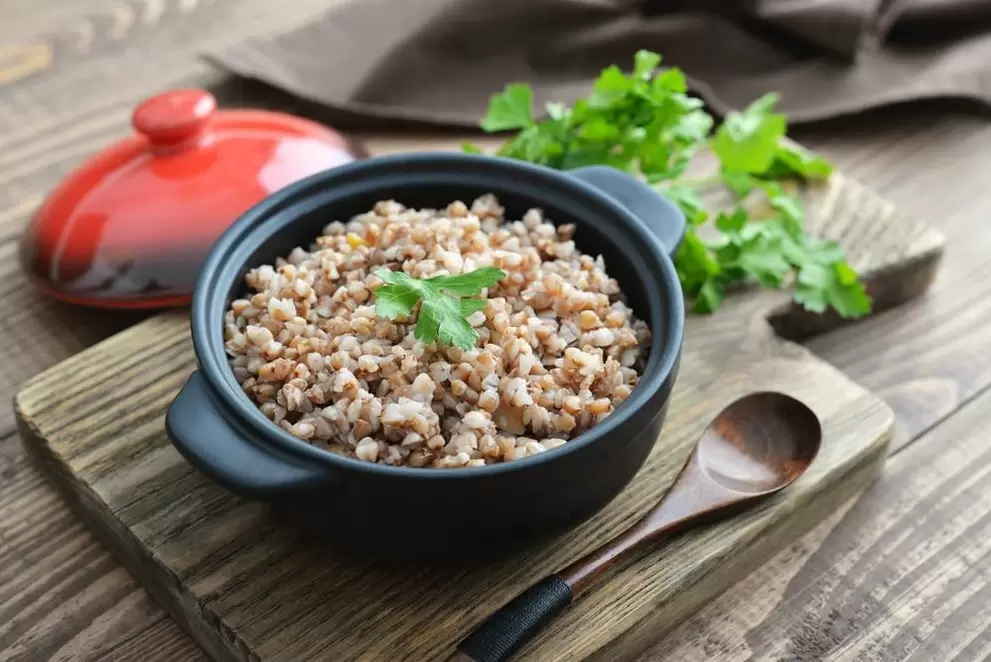 Ang steamed buckwheat ay ang pangunahing produkto ng buckwheat diet