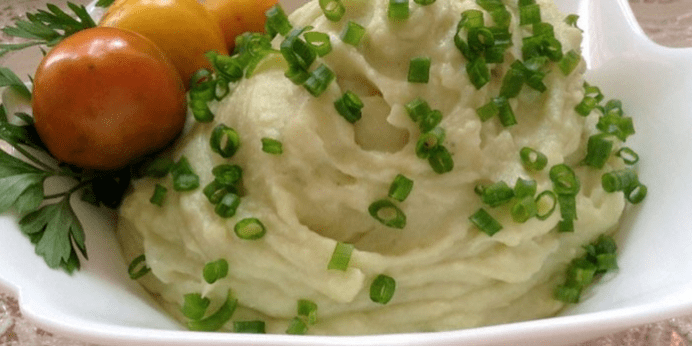 Puree na gawa sa kulay na repolyo na may mga kamatis