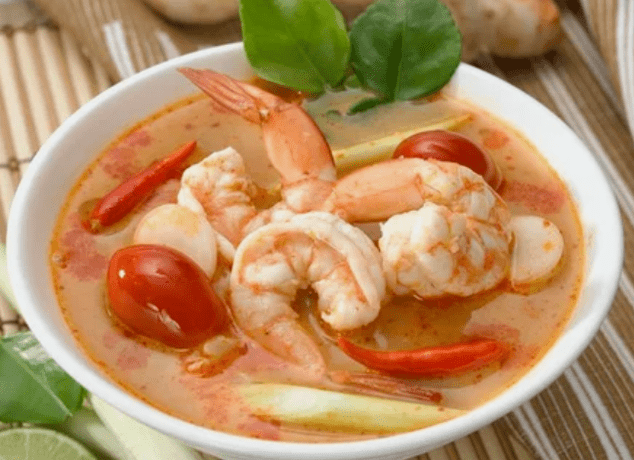 Sopas tom yam na may hipon