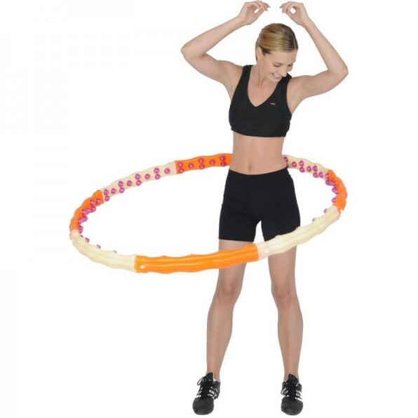 Ang batang babae ay nag -twist sa hoop